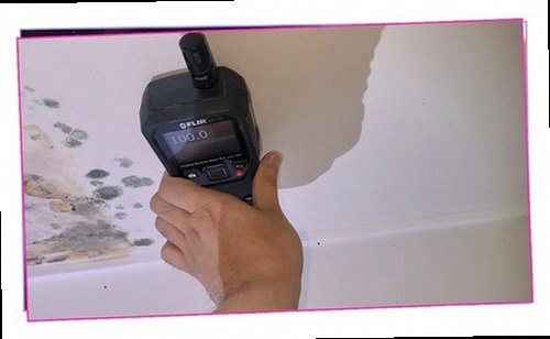 중랑구 누수탐지 천장에 생긴 물자국과 누수 흔적을 확인하는 모습
