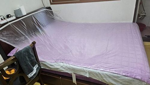 누수탐지 탐지 장비로 배관 경로를 측정하는 모습