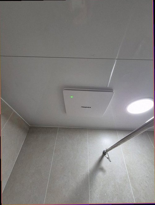 서대문구 누수탐지 욕실 벽면의 얼룩과 배관 주변 습기를 확인하는 모습