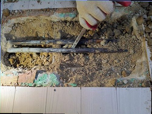 영등포구 누수탐지 거실 천장에 번진 누수 흔적과 벽체 주변 상태
