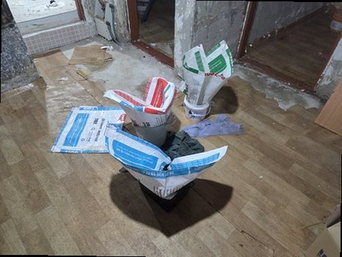 누수탐지 배관 연결부 교체 후 바닥 건조 상태를 확인하는 장면