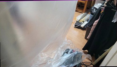 누수탐지 배관 누수 여부를 확인하기 위해 청음 장비를 사용하는 현장 점검