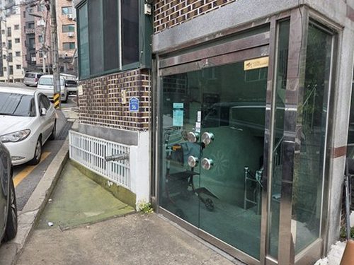누수탐지 벽면 얼룩을 확인하기 위해 배관 주변을 점검하는 모습