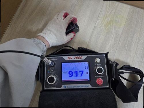 양평 누수탐지 천장과 벽면의 수분 흔적을 구역별로 기록하는 점검 장면