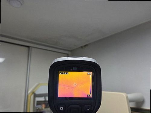 양평 누수탐지 안방 천장에 번진 얼룩과 배관 주변을 살피는 점검 장면
