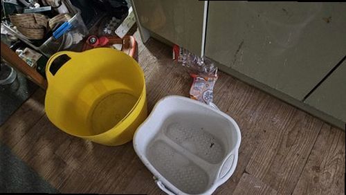 양평 누수탐지 천장 물자국과 주변 벽지 상태를 기록하는 점검 장면