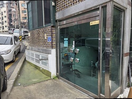 누수탐지 욕실 배관 연결부와 벽면 얼룩을 살펴보는 점검 장면