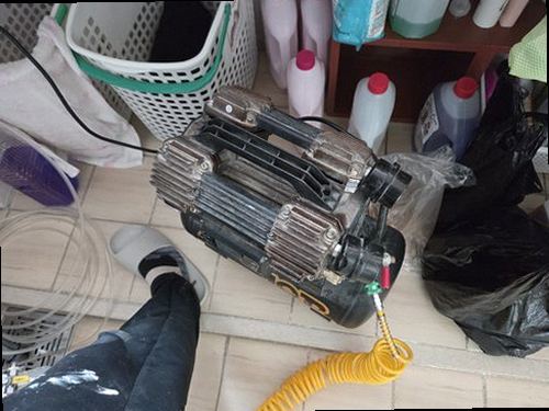 누수탐지 복구 후 건조 상태를 확인하는 벽면 점검 장면