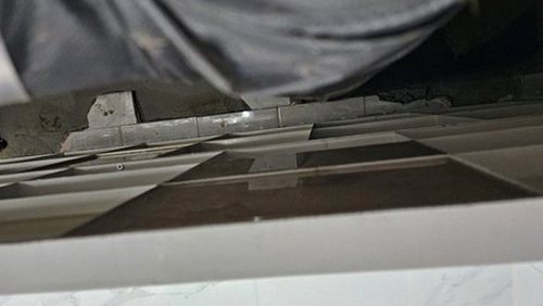 누수탐지 건물 구조부와 설비 배관의 위치를 구분해 보여 주는 단면 도식