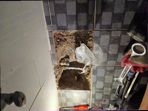 양평 누수탐지 천장과 벽면에 번진 누수 흔적을 확인하는 현장