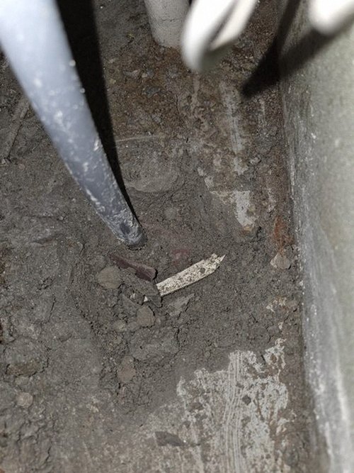 여주 누수탐지 보수 뒤 얼룩 주변과 천장 마감 상태를 확인하는 모습