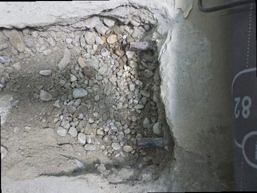 파주 누수탐지 벽면 얼룩의 범위와 주변 상태를 확인하는 모습