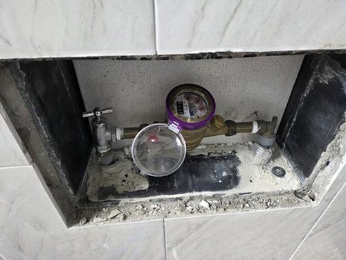 누수탐지 난방 분배기와 계량기가 설치된 주거 공간의 배관 점검 장면