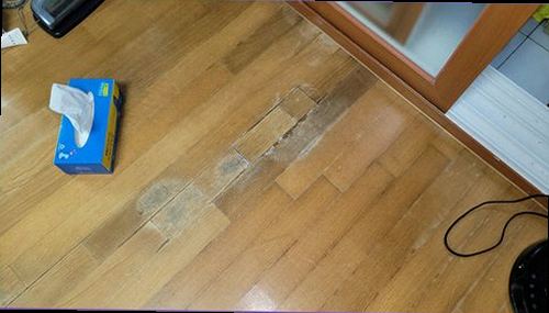 포천 누수탐지 배관과 벽면의 수분 상태를 측정하는 점검 장면