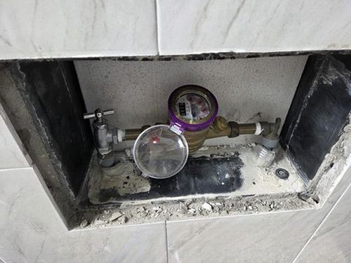 누수탐지 점검 장비로 배관 위치를 확인하는 작업 장면
