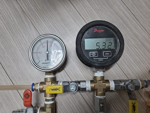 누수탐지 벽과 천장에 생긴 물자국의 위치와 번짐 방향을 확인하는 모습