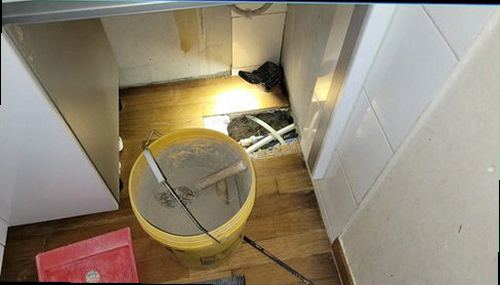 덕양구 누수탐지 배관 연결부와 난방 배관을 비교 점검하는 모습