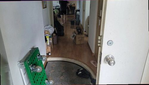 권선구 누수탐지 천장 얼룩과 주변 벽면을 확인하는 모습