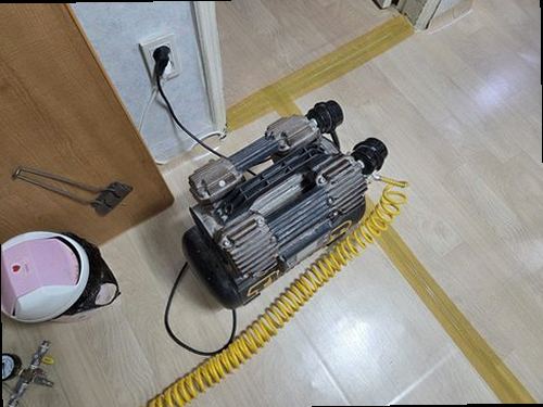 누수탐지 욕실 하부 점검구에서 배관 연결부를 확인하는 장면