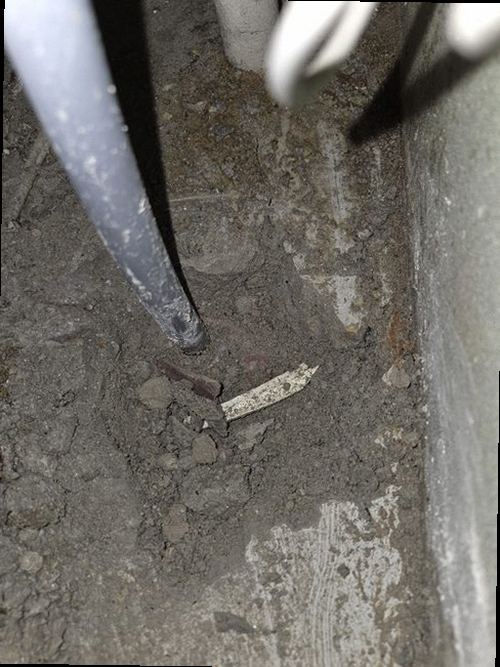 오산 누수탐지 벽과 바닥에 나타난 습윤 흔적을 살피는 점검 장면