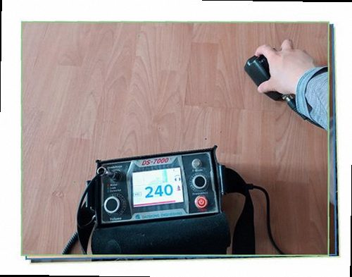 팔달구 누수탐지 벽면과 바닥의 누수 흔적을 확인하는 점검 모습