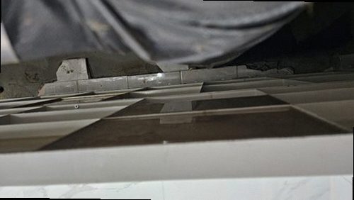 팔달구 누수탐지 벽지 얼룩의 위치와 번진 범위를 기록하는 점검 장면