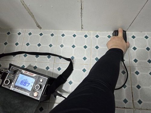누수탐지 원인 조치 후 벽면의 건조 상태와 마감 변화를 확인하는 모습