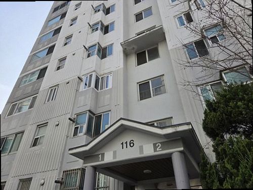 누수탐지 배관 누수 점검 장비를 이용해 벽면과 바닥을 확인하는 장면