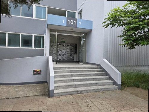 누수탐지 처치 후 베란다 바닥 건조 상태를 확인하는 점검 장면