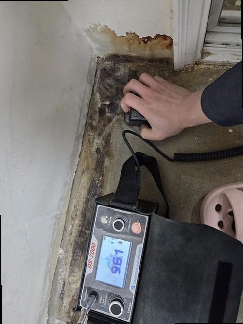 강화군 누수탐지 베란다 바닥과 벽체 하단의 물기 흔적을 확인하는 현장