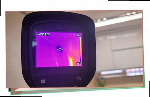 부평구 누수탐지 배관 연결부를 확인하고 보수 후 압력 상태를 점검하는 모습