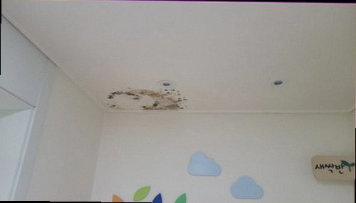 부평구 누수탐지 배관 연결부 점검 후 압력과 수분 변화를 재확인하는 과정