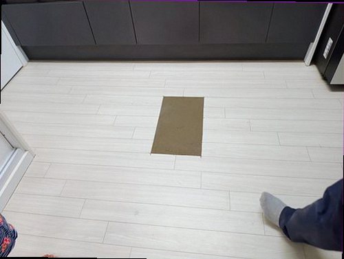 부평구 누수탐지 천장 물자국과 주변 습기 상태를 확인하는 현장 모습