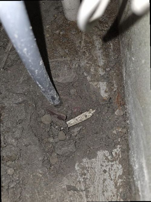 이천 누수탐지 벽과 천장에 생긴 누수 흔적을 살펴보는 모습
