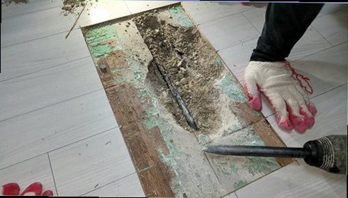 서해구·검단구 누수탐지 계량기와 벽면 물자국을 확인하는 누수 점검 과정