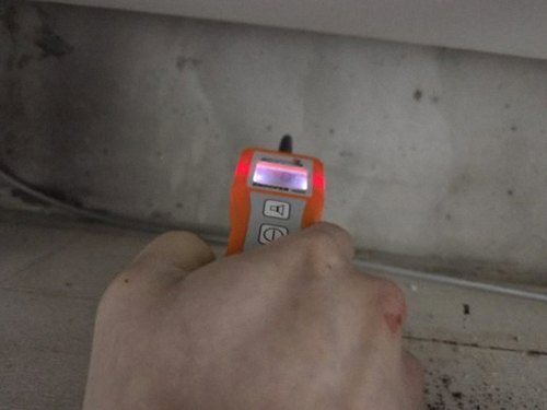 누수탐지 바닥 배수구 주변을 살펴보는 점검 장면
