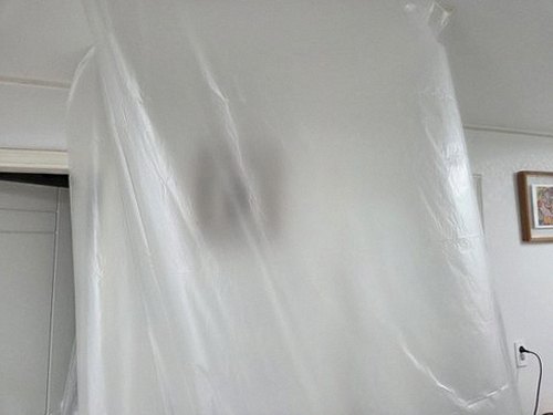 누수탐지 누수 점검에 앞서 거실의 의심 구역과 기록 내용을 확인하는 모습