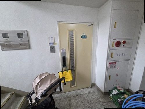 파주 누수탐지 천장 얼룩과 벽면 습기 흔적을 위치별로 기록하는 점검 장면