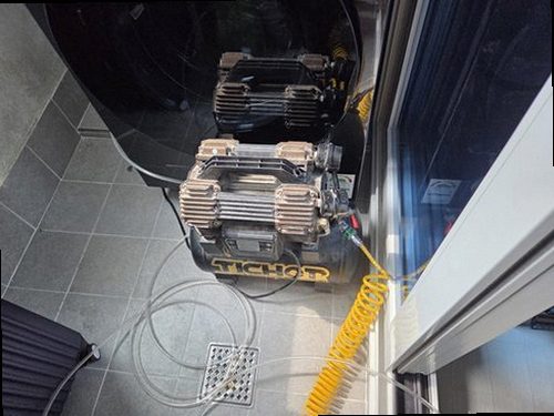 파주 누수탐지 벽면 얼룩과 바닥 습기 변화를 기록하는 점검 장면