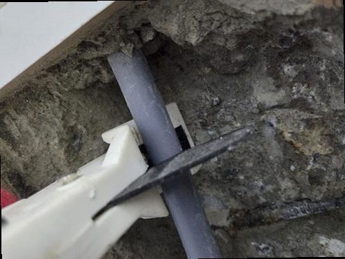 파주 누수탐지 벽면의 얼룩 범위와 주변 상태를 함께 확인하는 모습