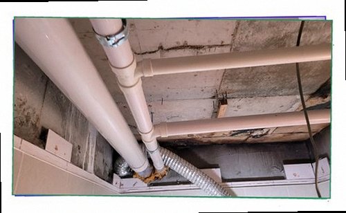 동작구 누수탐지 보일러실 바닥과 배관 주변의 누수 흔적을 확인하는 모습