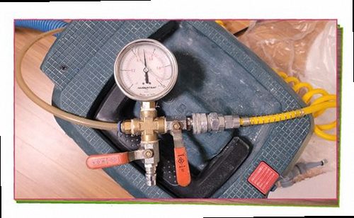 마포구 누수탐지 누수 보수 후 연결부와 바닥 마감 상태를 확인하는 모습