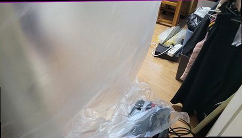서초구 누수탐지 벽면과 천장에 나타난 누수 흔적을 확인하는 모습