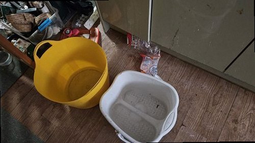 평택 누수탐지 실내 벽과 천장에 나타난 누수 흔적을 기록하는 모습