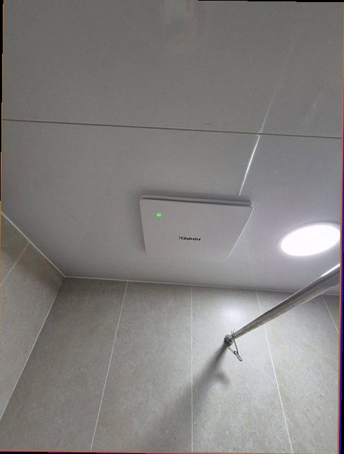 영등포구 누수탐지 욕실 벽과 바닥의 습기 흔적을 살피는 현장 점검 모습