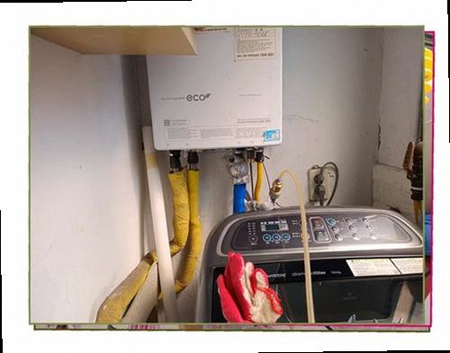 과천 누수탐지 벽면 변색과 바닥 습기를 확인하는 점검 모습