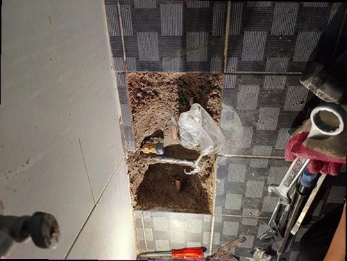 광명 누수탐지 벽면 얼룩과 몰딩 주변 습기를 확인하는 현장 모습