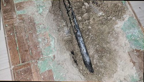 광명 누수탐지 벽면 얼룩과 배관 주변을 확인하는 점검 모습