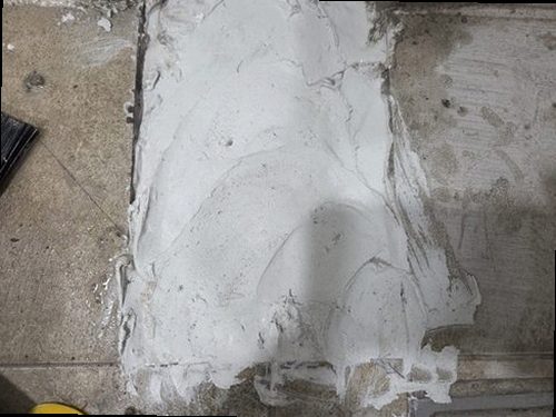 누수탐지 측정 장비로 바닥과 벽체의 수분 상태를 확인하는 과정