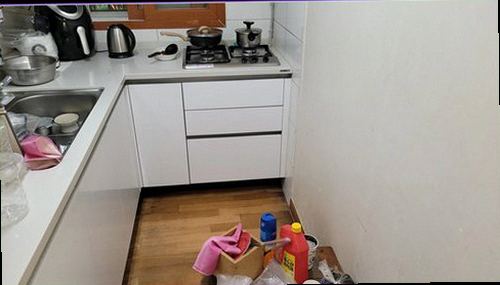 누수탐지 수분 측정기와 배관 점검 과정을 보여주는 현장 이미지